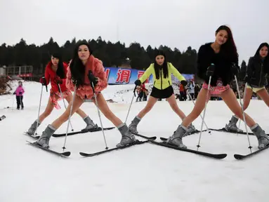 Sejumlah wanita bermain ski tanpa mengenakan celana di Dugongshan Ski Resort, Cina. Foto diambil Selasa (13/01/2015). (CHINA OUT AFP PHOTO)