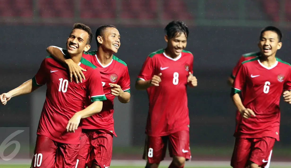 Pemain Timnas Indonesia U-19, Egy Maulana (kiri) merayakan golnya ke gawang Patriot Candrabhaga FC saat laga latih tanding di Stadion Patriot, Bekasi, Kamis (27/4). Timnas Indonesia U-19 unggul 2-0. (Liputan6.com/Helmi Fithriansyah)
