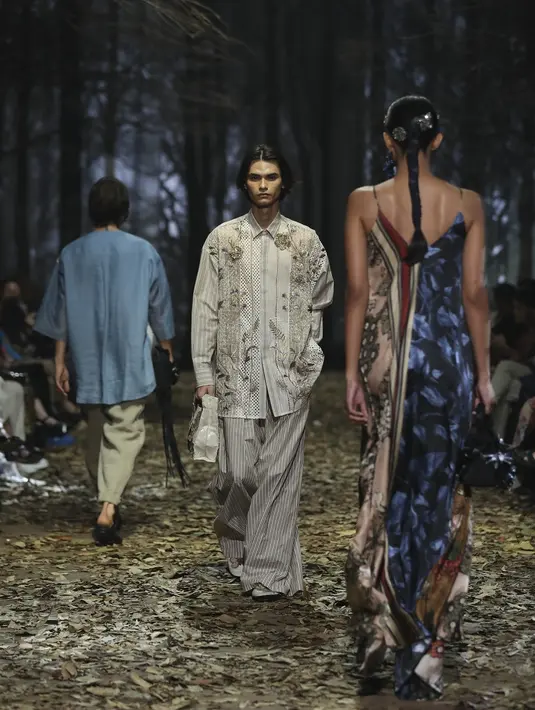 Koleksi BIYAN SS24 ini merupakan karya yang lahir dari perjalanan kreatif yang tidak singkat. Rancangan kolase perjalanan ini menjadi memori masa saat Biyan berdiri, melangkah, dan berlari, sekaligus pengingat semangat untuk tetap melangkahkan kaki. Foto: Document/FIMELA.