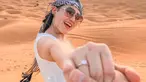 Via Vallen saat menggandeng tangan sang suami Chevra Yolandi, terlihat Via Vallen kedapatan memakai cincin kawinnya di jari manisnya. Pelantun lagu Sayang itu tampak bahagia saat bersama suaminya di gurun pasir. (Instagram/viavallen)