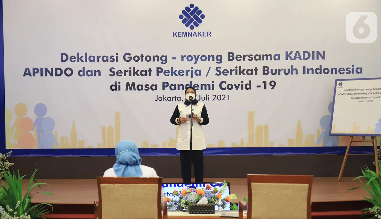 Menteri Ketenagakerjaan (Menaker) Ida Fauziyah memberi sambutan pada acara Deklarasi Gotong Royong menyikapi pandemi Covid-19 dalam masa PPKM Darurat di Kemnaker, Jakarta Selasa (13/7/2021). (Liputan6.com/HO/Kemnaker)