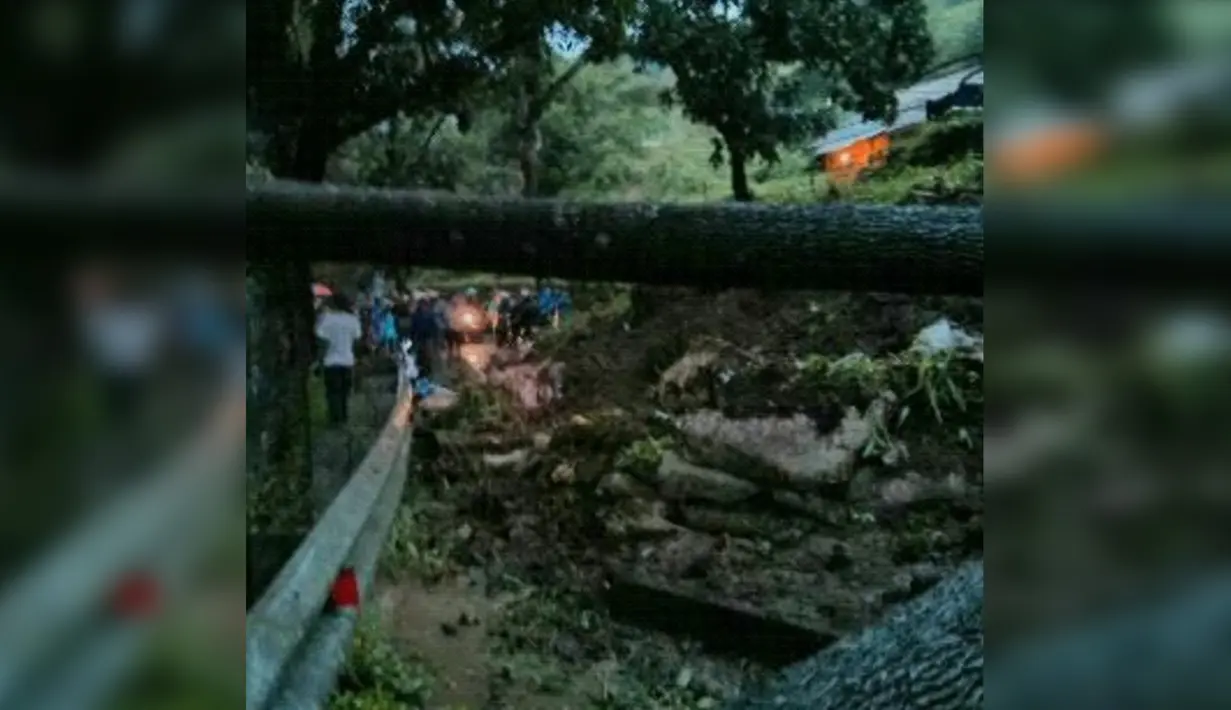 Hujan deras di wilayah Cianjur menyebabkan longsor di jalur Puncak Desa Cibeureum, Cianjur, Rabu (13/1/2016). Akibat longsor tersebut kendaraan yang akan menuju Cianjur atau Bandung dialihkan melalui Sukabumi atau Jonggol . (Twitter/@infocianjur)