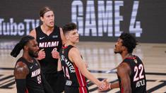 Para pebasket Miami Heat merayakan kemenangan atas Los Angeles Lakers pada laga Gim ketiga Final NBA, Senin (5/10/2020). Miami Heat menang dengan skor 115-104. (AP Photo/Mark J. Terrill)