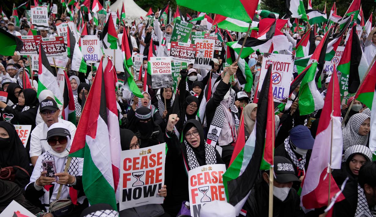 Aksi Bela Palestina tersebut tergabung dari jutaan pejuang kemanusiaan Hari Aksi Global untuk Gaza. (AP Photo/Dita Alangkara)