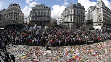 Ribuan warga ambil bagian dalam pawai menentang teror dan kebencian di Brussels, ibu kota Belgia, Minggu (17/4). Aksi yang berlangsung dengan tenang dan ‘tanpa suara’ ini untuk menunjukkan persatuan usai serangan teroris di Brussels. (REUTERS/Yves Herman)