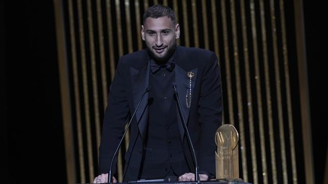 Foto: Gianluigi Donnarumma Raih Yashin Trophy 2021 usai Singkirkan Edouard Mendy dan Jan Oblak dalam Rangkaian Penghargaan Ballon d'Or 2021