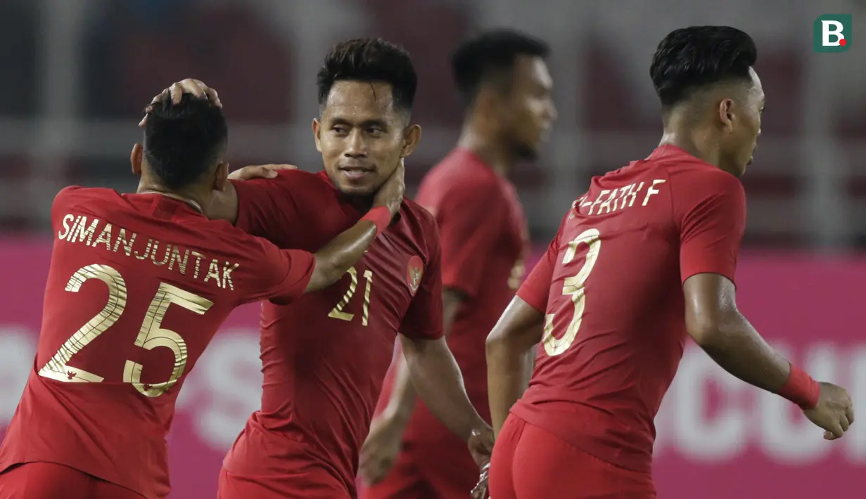 Pemain Timnas Indonesia, Andik Vermansah, merayakan gol yang dicetak Alfath Faathier ke gawang Timor Leste pada laga Piala AFF 2018 di SUGBK, Jakarta, Selasa (13/11). (Bola.com/M. Iqbal Ichsan)