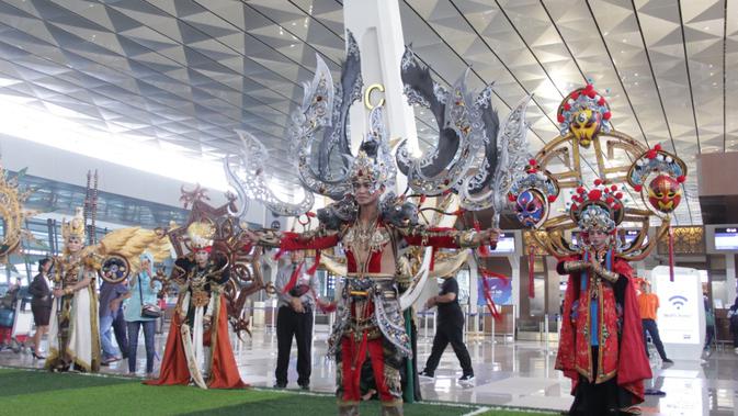 Parade kostum bertema ASIALIGHT dari Jember Fashion Carnaval warnai Terminal 3 Soekarno-Hatta