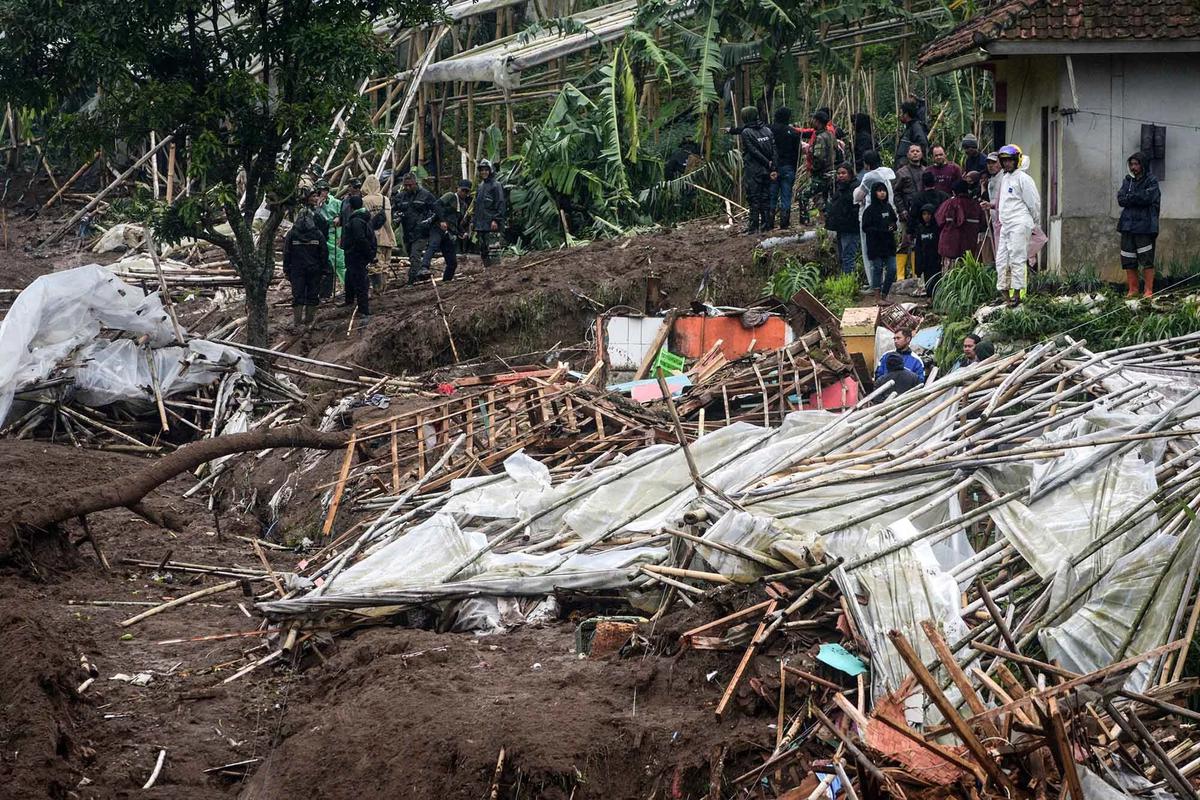 FOTO: Penampakan Longsor Meluluhlantakkan Permukiman di Cisarua Bandung