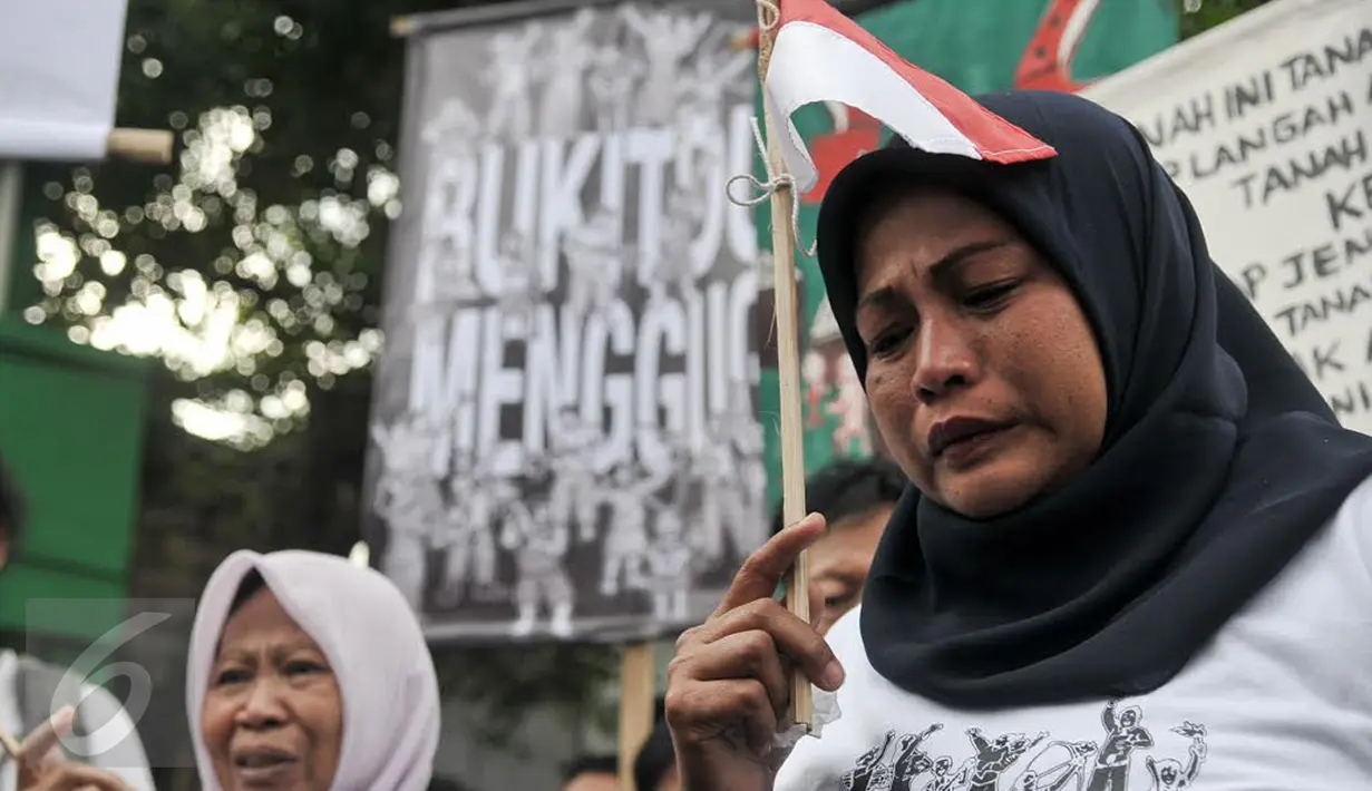Kesedihan seorang warga ketika menggelar aksi damai di tengah penggusuran kawasan Bukit Duri, Jakarta, Rabu (28/9). Pemprov DKI akhirnya melakukan penertiban pemukiman warga di Bukit Duri terkait revitalisasi sungai Ciliwung. (Liputan6.com/Yoppy Renato)
