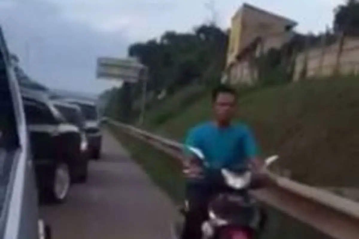 Terobos Tol, Pengendara Motor Ini Dikepung Mobil Bak Penjahat