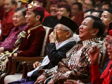 Ekspresi Ketua Umum Partai Gerindra Prabowo Subianto (kanan) yang didampingi wakil presiden terpilih Ma'ruf Amin saat menghadiri Kongres V PDIP di Bali, Kamis (8/8/2019). Kedatangan Prabowo ke Kongres PDIP untuk memenuhi undangan Ketua Umum PDIP Megawati Soekarnoputri. (Liputan6.com/JohanTallo)