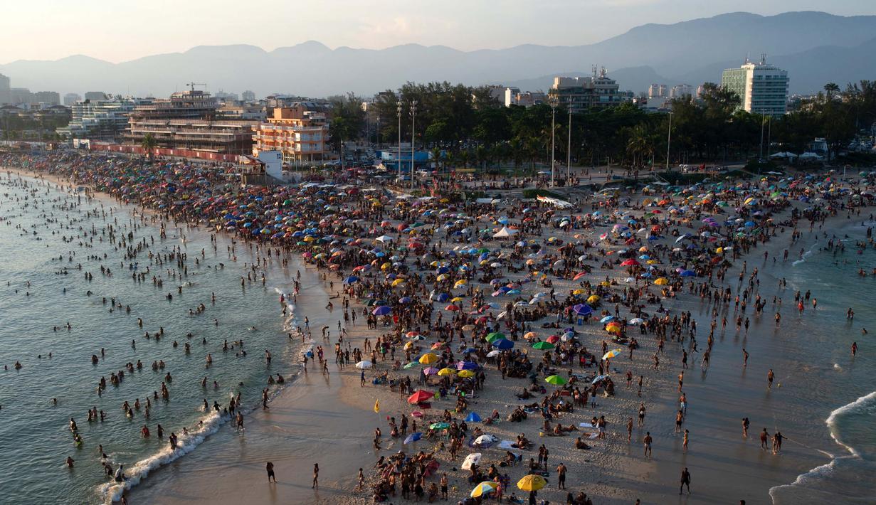 Foto udara menunjukkan orang-orang menikmati pantai Recreio dos Bandeirantes di tengah gelombang panas di Rio de Janeiro, Brasil, pada 17 Maret 2024. (TERCIO TEIXEIRA/AFP)