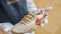 Sepasang 'logo prototipe' sepatu buatan tangan salah satu pendiri Nike, Bill Bowerman, dipajang sebelum dilelang di New York. (Selebaran/SOTHEBY'S/AFP)