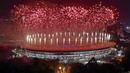 Suasana pesta kembang api saat pembukaan Asian Games di SUGBK, Jakarta, Sabtu, (18/8/2018). Pesta kembang api membuat langit Jakarta semakin gemerlap. (Bola.com/Peksi Cahyo)