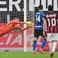 Samir Handanovic tampil gemilang saat mengawal gawang Inter Milan pada laga pekan ke-23 Serie A kontra AC Milan di San Siro, Minggu (21/2/2021) malam WIB. Berkat peran Handanovic, Inter menang 3-0 atas Milan. (AFP/Miguel Medina)