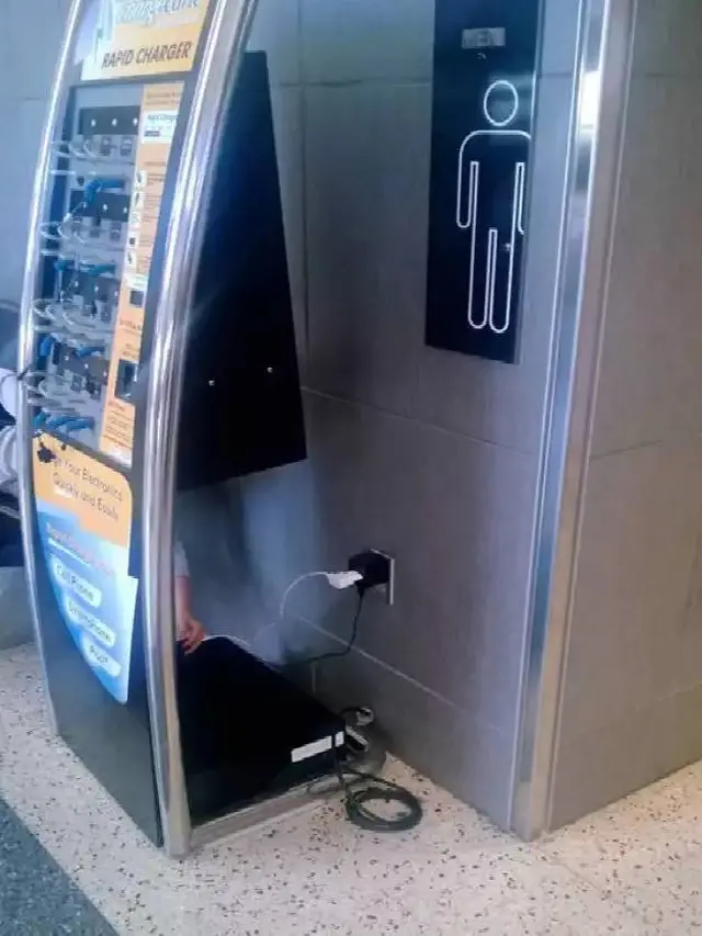 8 Potret Nyeleneh Orang Ngecharge Hape, Aksinya Ini Bikin Geleng Kepala