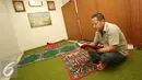 Konsumen membaca Al Quran di mushala SPBU Jalan Abdul Muis, Jakarta, Rabu (8/6). PT Pertamina (Persero) membuat program membaca 1 Juz Al Quran mendapatkan gratis 2 liter Pertalite di 5 SPBU di Jakarta. (Liputan6.com/Immanuel Antonius)