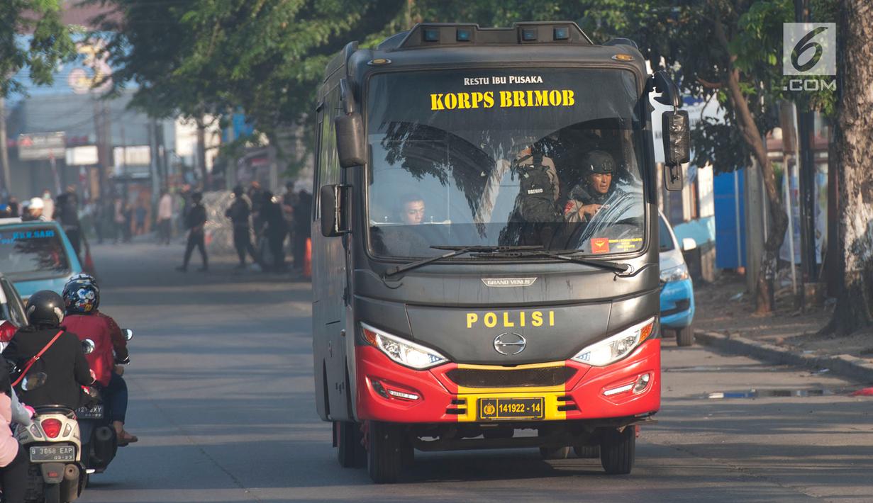 Bus yang membawa narapidana teroris dari Rutan Cabang Salemba Mako Brimob melintas di kawasan Kelapa Dua, Depok, Kamis (10/5). Setelah berhasil dilumpuhkan, polisi langsung memindahkan 155 napi teroris ke Nusakambangan, Cilacap. (Merdeka.com/Arie Basuki)