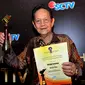 Deddy Sutomo mendapat penghargaan sebagai Pemeran Utama Pria Terpuji FFB 2015 dalam film berjudul Mencari Hilal, Bandung, Sabtu (13/9/2015). (Liputan6.com/Faisal R Syam)