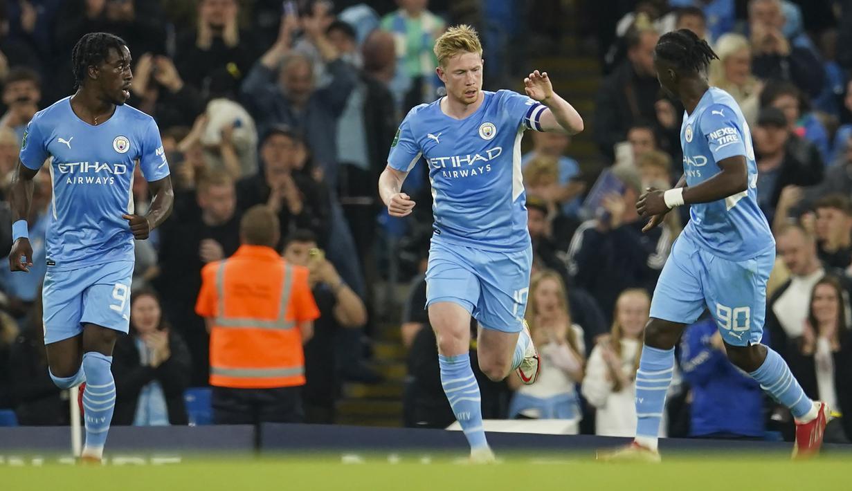 Manchester City langsung merespon untuk menyamakan skor 1-1 pada menit ke-29 melalui sepakan datar Kevin De Bruyne memanfaatkan umpan yang dikirim Phil Foden. (AP/Dave Thompson)