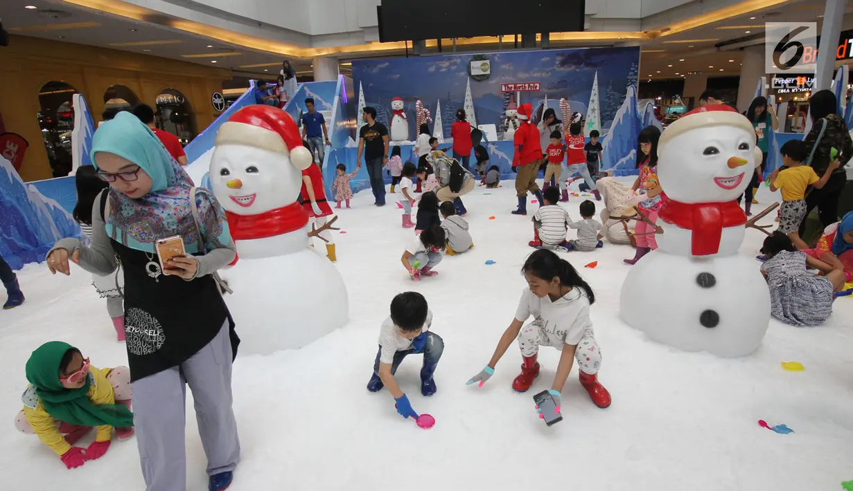 Anak-anak bermain salju di Snow Village di salah satu pusat perbelanjaan di kawasan Tangsel, Senin (17/12). Jelang Natal dan Tahun Baru sejumlah pusat perbelanjaan menyajikan kegiatan untuk menarik pengunjung. (Merdeka.com/Arie Basuki)