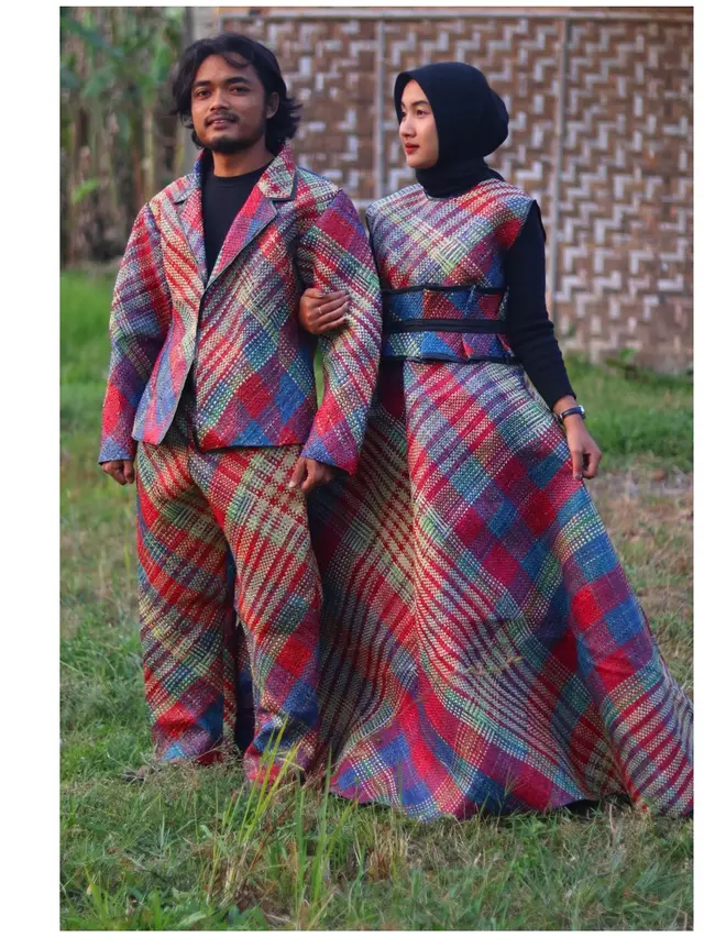 6 Outfit Lebaran Couple Ala Khoirul Anam Ini Nyeleneh, Bahan Karung hingga Handuk