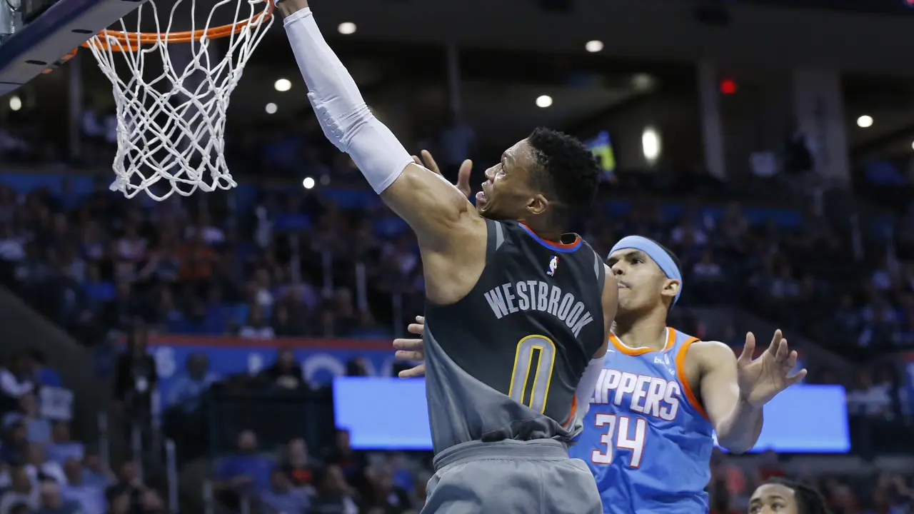 Russell Westbrook (0) melakukan layup saat Thunder melawan Clippers
