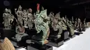 Sejumlah artefak ditampilkan dalam upacara serah terima di Museum Nasional, Phnom Penh, Kamboja, Jumat (5/7/2019). Artefak yang dikembalikan oleh kolektor Jepang tersebut terdiri dari patung Buddha, patung Dewa Siwa Hindu, guci, keramik, dan perhiasan. (AP Photo/Heng Sinith)