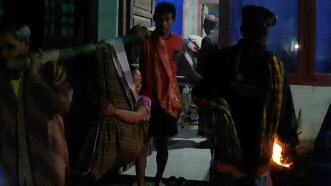 Perjuangan Ibu Hamil di Banten Tempuh 4 km Demi si Buah Hati, Pergi Jalan Kaki Pulang Ditandu karena Jalan Rusak