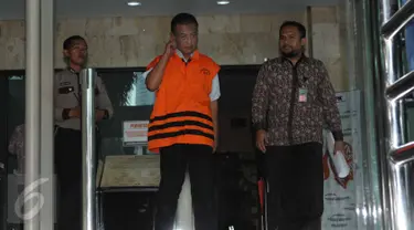 Pengacara Awang Lazuardi berjalan keluar usai menjalani pemeriksaan di KPK, Jakarta, Jumat (26/2). Awang diperiksa sebagai tersangka kasus dugaan suap terhadap pegawai MA untuk penundaan pengiriman salinan putusan kasasi. (Liputan6.com/Helmi Afandi)