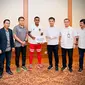 Deputi Bidang Protokol, Pers, dan Media, Setpres, menyerahkan bonus Presiden Jokowi kepada Timnas U-16, di Hotel Sultan, Jakarta, Kamis (18/08/2022). Dok Setkab