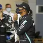 Pembalap Mercedes Lewis Hamilton (kanan), dan pembalap Mercedes Valtteri Bottas memakai masker usai sesi kualifikasi di Formula 1 Sirkuit Internasional Bahrain di Sakhir, Bahrain, Sabtu (28/11/2020). Lewis Hamilton dinyatakan positif COVID-19. (Hamad Mohammed, Pool via AP, File)