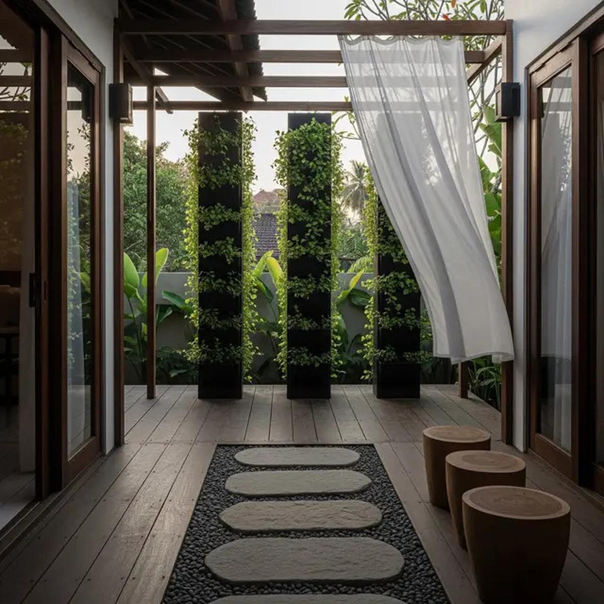 9 Model Teras Belakang Rumah dengan Tiang Tanaman Salur yang Instagramable 2025