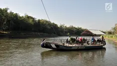 Perahu eretan atau tambangan saat mengantarkan warga menyeberangi Sungai Brantas, Desa Mayan, Mojo, Kediri, Sabtu (29/9). Perahu eretan ini sudah ada sebelum masa penjajahan Belanda. (Merdeka.com/Iqbal Nugroho)