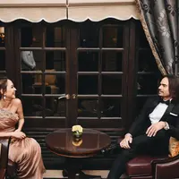 Bunga Citra Lestari dan Ashraf Sinclair, pasangan selebriti yang sudah sembilan tahun merajut kasih sebagai pasangan suami-istri. Meski begitu, namun kemesraan keduanya masih terlihat seperti muda-mudi yang berpacaran. (Instagram/ashrafsinclair)