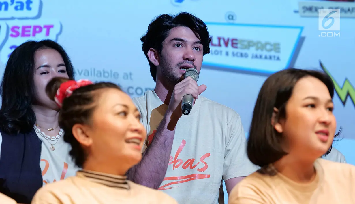 Aktor Reza Rahadian saat jumpa pers film "bebas" di Jakarta, Rabu (18/09/2019). Film "bebas" akan tayang di bioskop pada 3 Oktober 2019, Film ini akan membawa penonton bernostalgia ke masa SMA dengan kisah cinta, pertemanan dan kenakalan-kenakalan remaja saat itu. (Liputan6.com/Herman Zakharia)