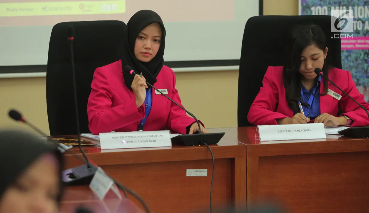 Sejumlah pelajar mengikuti kegiatan diskusi Sehari Jadi Menteri dalam memperingati Hari Anak Perempuan Internasional di Jakarta, Rabu (11/10). (Liputan6.com/Faizal Fanani)