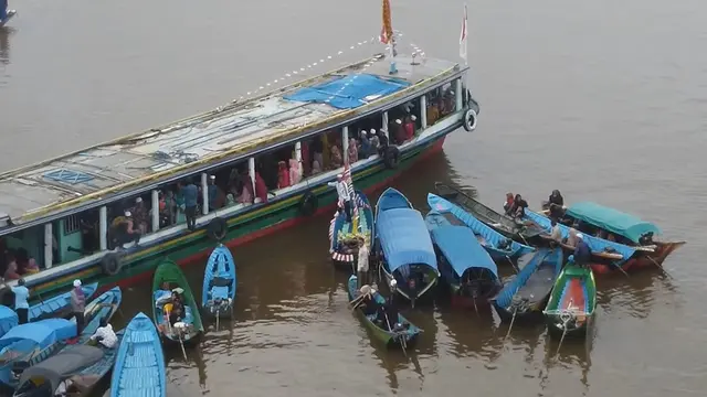 Warga Mengarak Calon Jemaah Haji dengan Perahu di Jantur Baru.