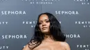 Rihanna memamerkan tubuhnya usai berhasil melakukan diet. (NICOLA MARFISI/AGF/REX/SHUTTERSTOCK/HollywoodLife)