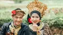 Pada pemotretan pertama, Venna Melinda dan Ferry Irawan mengenakan baju adat Bali nuansa hitam-emas. (Instagram/vennamelinareal).
