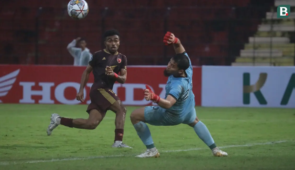 Namun PSM Makassar masih belum mampu menjebol gawang Persikabo 1973 yang dikawal Diky Indriyana hingga berakhirnya babak pertama. Peluang terbaik dimiliki Yance Sayuri pada menit ke-33, namun bola cungkilnya dari jarak dekat masih melebar dari sasaran. (Bola.com/Nandang Permana)