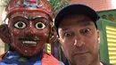 Tom Morello mengunggah foto bersama maskot Kota Jakarta, Ondel-ondel. Tom Morello dan bandnya Rage Against the Machine tampil di Hodgepodge Superfest hari minggu lalu. (Liputan6.com/IG/@tommorello)