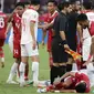 Pemain depan timnas Indonesia, Dendy Sulistyawan terkapar usai ditekel pemain Vietnam pada laga kandang semifinal Piala AFF 2022 melawan Vietnam di Stadion Utama Gelora Bung Karno, Jakarta, Jumat (6/1/2023). Laga berlangsung ketat, kedua tim saling adu serang. Laga berakhir imbang 0-0. (Liputan6.com/Helmi Fithriansyah)