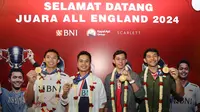 (Dari kiri) juara tunggal putra All England 2024, Jonatan Christie, runner-up tunggal putra, Anthony Sinisuka Ginting serta juara ganda putra, pasangan Muhammad Rian Ardianto dan Fajar Alfian berfoto dengan medali saat acara penyambutan para juara All England 2024 di Terminal 3 Bandara Soekarno Hatta, Tangerang, Banten, Senin (18/3/2024) malam WIB. (Bola.com/M Iqbal Ichsan)