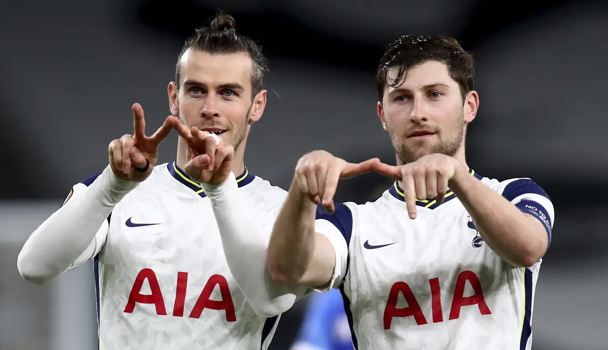 Gelandang Tottenham Hotspur, Gareth Bale (kiri) melakukan selebrasi bersama Ben Davies usai mencetak gol ketiga timnya ke gawang Wolfsberger dalam laga leg kedua babak 32 Besar Liga Europa 2020/21 di Tottenham Hotspur Stadium, Rabu (25/2/2021). Tottenham menang 4-0. (AP/Julian Finney/Pool)