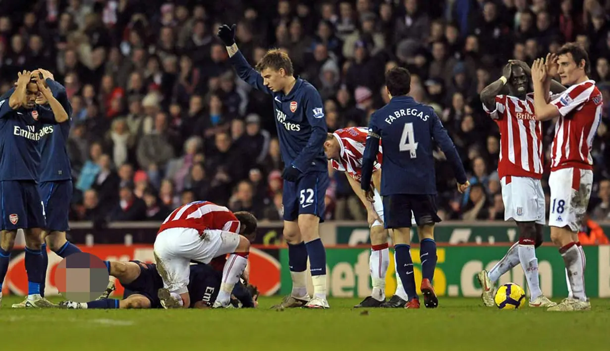Aaron Ramsey mengalami kejadian buruk dalam karir sepakbolanya saat Arsenal melawan Stoke City pada tahun 2010 lalu. Tulang tibia dan fibula Ramsey patah ketika mendapat tekel dari Ryan Shawcross. (www.aleqt.com)