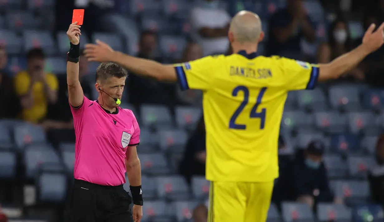 Swedia harus bertanding dengan 10 pemain saat Marcus Danielsson diganjar kartu merah akibat melakukan tackle keras kepada Artem Besedin di menit ke-99. (Foto: AFP/Pool/Lee Smith)