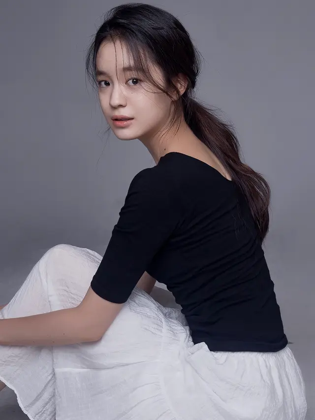 Park Hye Eun. ( H& Entertainment -  http://www.h-andent.com)