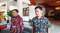 Sekretaris DPD PDIP Jawa Tengah Sumanto menyerahkan undangan apel siaga kader PDIP secara langsung kepada Wali Kota Solo Gibran Rakabuming Raka di Balai Kota Solo, Rabu (23/8).(Liputan6.com/Fajar Abrori)